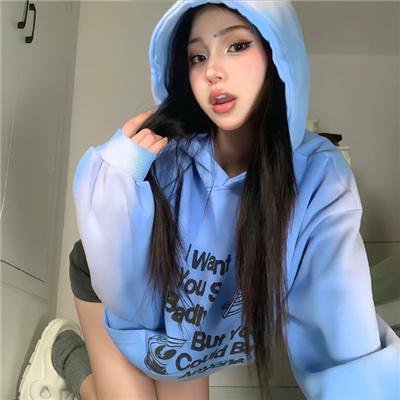 泳池里的女人